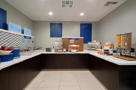 Holiday Inn Express & Suites Fresno South by IHG - 20
