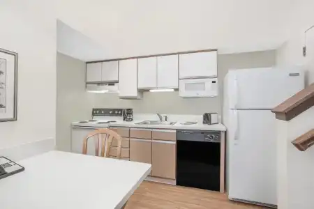 Hawthorn Extended Stay by Wyndham Green Bay - 24