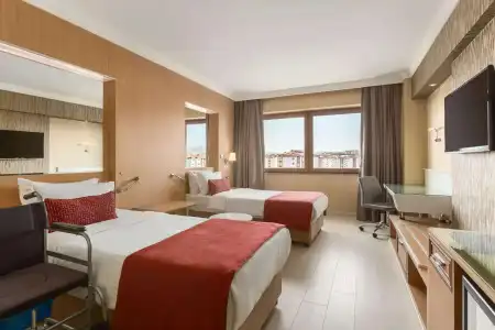 Ramada by Wyndham Usak - 1
