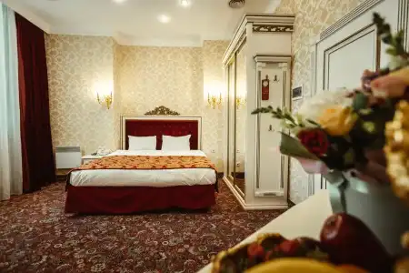Royal De Paris - 2