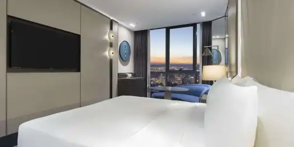 DoubleTree by Hilton - 5