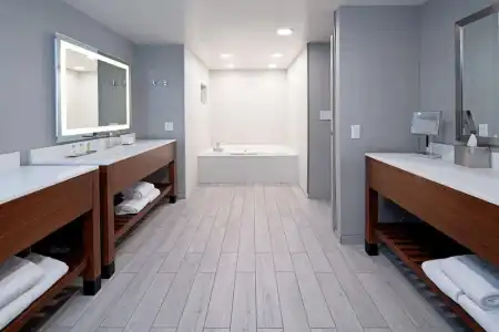 DoubleTree by Hilton Bakersfield - 37
