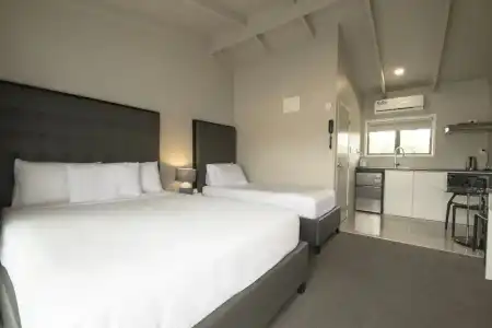 Middlemore Motel - 43