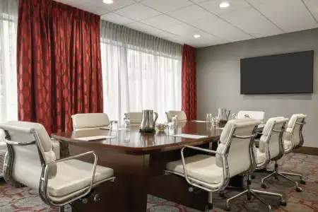 DoubleTree by Hilton Toronto Airport West - 12