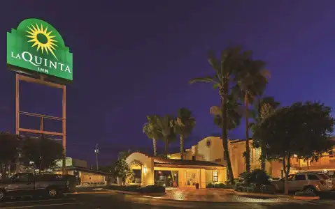 La Quinta Inn by Wyndham Laredo I-35 - 30