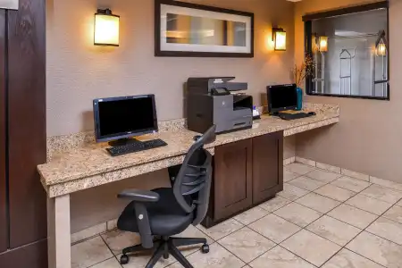 Holiday Inn Express & Suites Topeka West I-70 Wanamaker by IHG - 29