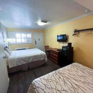 Van Ness Inn - 41