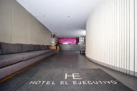 El Ejecutivo by Reforma Avenue - 15