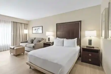 DoubleTree by Hilton Columbus - 41