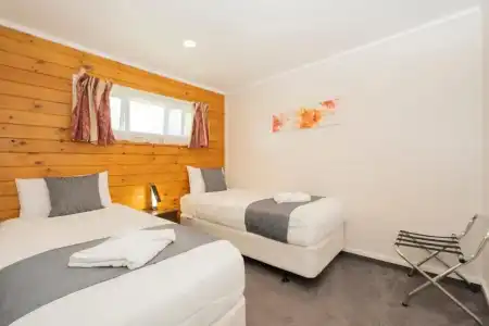 Tudor Park Motel - 85