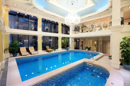 Queen's Court & Residence - 18