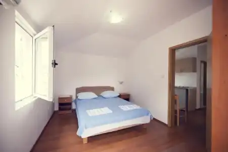 Lyon Apartments - 33