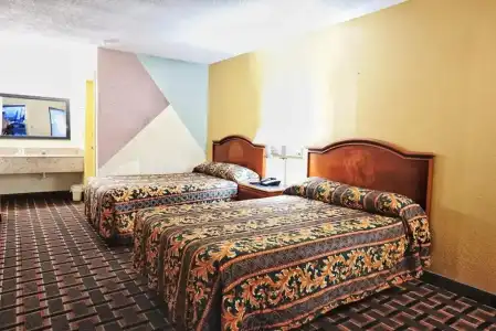 Econo Lodge - 6
