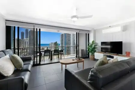 Surfers Century Oceanside Apartments - 212