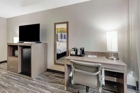 Clarion Pointe Near Erie Casino - 27