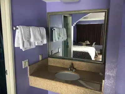 Budget Motel - 6