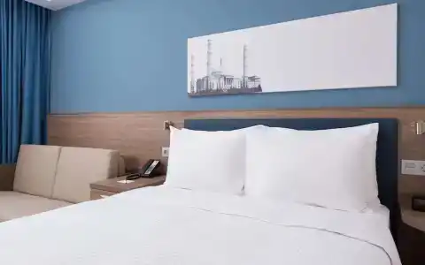 Hampton by Hilton Triumphal Arch - 22