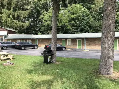 Whispering Pines Motel - 10
