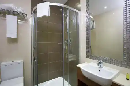 London Court - 8