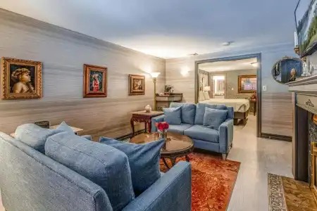 Red Coach Inn - 114