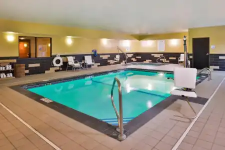 Holiday Inn Express & Suites Topeka West I-70 Wanamaker by IHG - 8