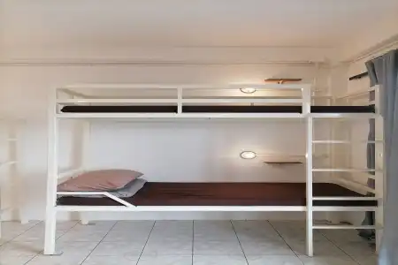 8 Sleepers Street Hostel - 2