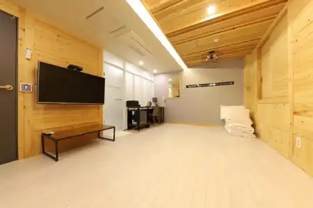 HY Realty - 13