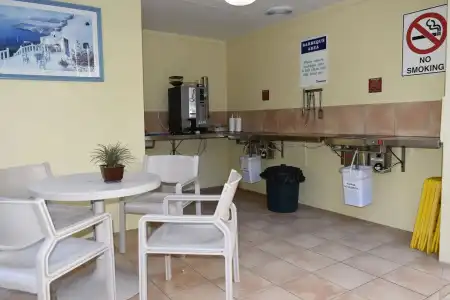 Beachside Holiday Apartments - 16