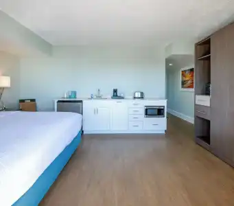 Commander & Suites - 140