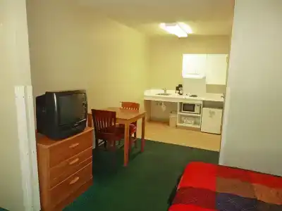 Suburban Studios Winston Salem-University Parkway - 11