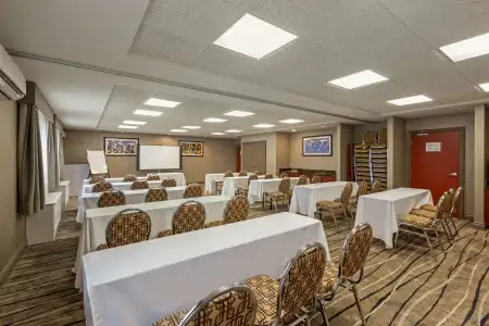 Best Western Plus Burlington Inn & Suites - 27