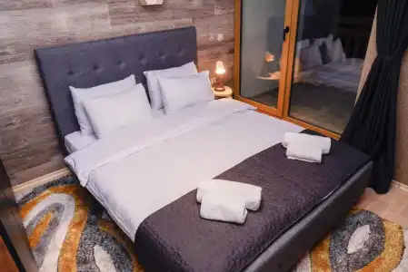 BOUTIQUE Entry E - 81