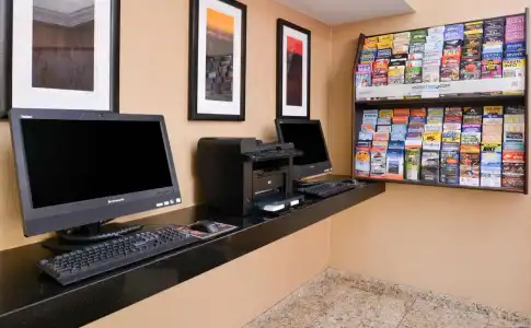 Best Western Plus Raffles Inn & Suites - 27