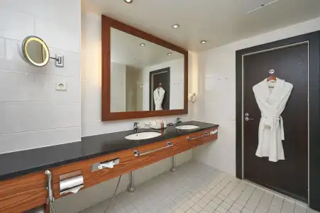 Crowne Plaza Helsinki by IHG - 9