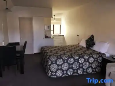 Cable Court Motel - 80