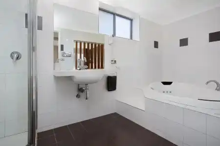 Comfort Inn On Raglan - 75