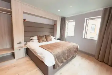 Clarendon Suites - 20