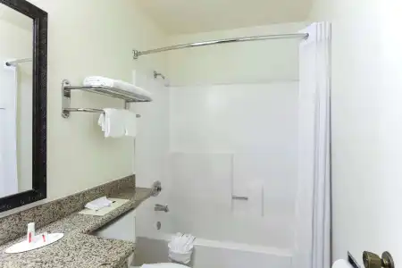 Super 8 by Wyndham San Diego Circle - 9