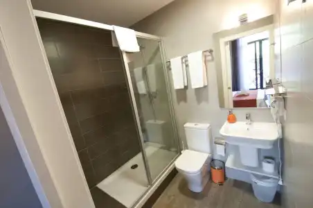 Hostal Live Barcelona - 8