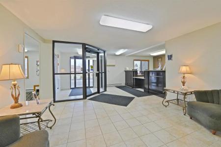 Americas Best Value Inn and Suites Bismarck - 10