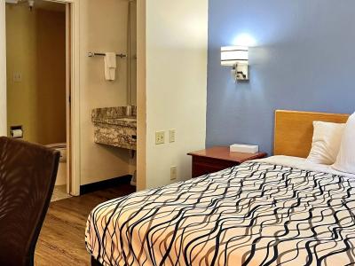 Rodeway Inn Airport - 16