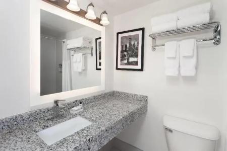 Ramada by Wyndham Milwaukee - 15