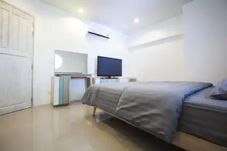 Number 4 Apartment - 33