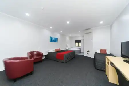 Aubyn Court Spa Motel - 97