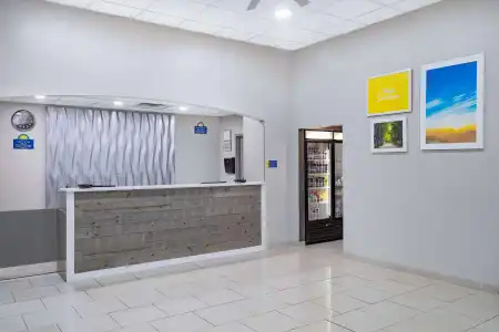 Days Inn & Suites by Wyndham Niagara Falls/Buffalo - 10