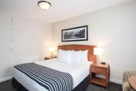 Sandmans & Suites Calgary West - 44