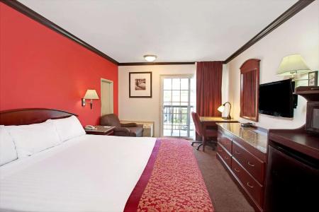 Travelodge By Wyndham Pasadena Central - 1