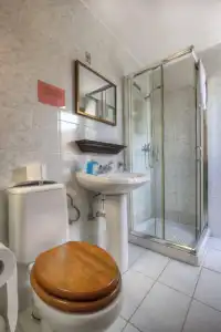 Green Grove Guest House - 8