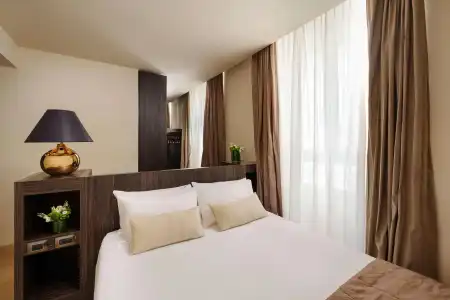 The Square - 9