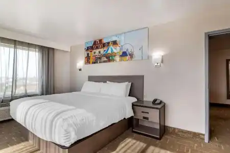 Clarion Pointe Galveston Seawall - 47